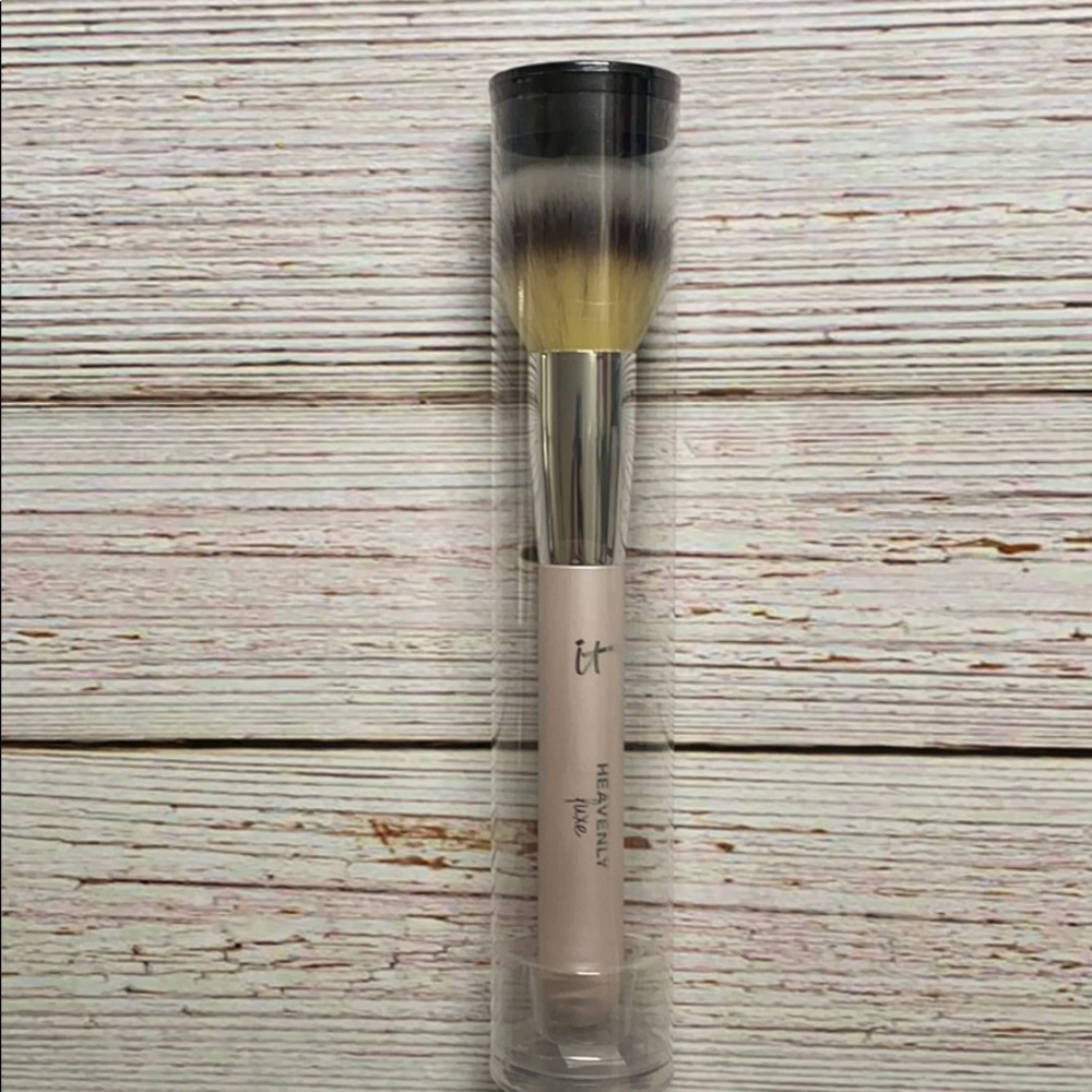 IT Cosmetics Heavenly Luxe buffing foundation brus